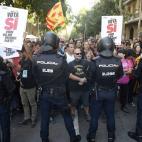 La polic&iacute;a se planta frente a los manifestantes en las puertas de la Conseller&iacute;a de Econom&iacute;a en Barcelona.&nbsp;