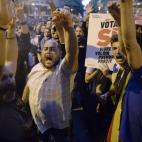 Varios manifestantes gritan lemas independentistas en las protestas del mi&eacute;rcoles 20 de septiembre en Barcelona.