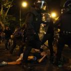 Los policías golpean a algunos manifestantes