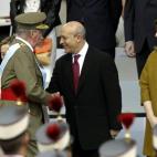 El rey Juan Carlos saluda al ministro de Educación, José Ignacio Wert, en presencia de la ministra de Empleo, Fátima Báñez.