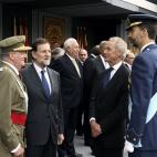 El rey y el príncipe de Asturias conversan con el presidente del Gobierno, Mariano Rajoy, y el ministro de Defensa, Pedro Morenés, a su llegada a la Plaza de Neptuno para presidir el desfile de las Fuerzas Armadas con motivo de la Fiesta Nacional