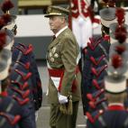 El rey Juan Carlos pasa revista a las tropas que le han rendido honores