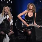 Cantando con Taylor Swift en marzo de 2015, en los iHeartRadio Music Awards.