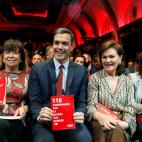 Cuando se presenta el programa, uno es tan feliz como los socialistas Cristina Narbona, Pedro S&aacute;nchez, Carmen Calvo y Adriana Lastra en esta foto.