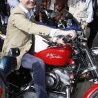 Cuando eres candidato puedes hacer cosas tan 'guays' como Pablo Casado en Jerez (C&aacute;diz), que se monta en una Harley.
