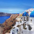 Santorini es un referente clásico de la Grecia azul y blanca. El país heleno empata con Italia, es la octava elección más señalada por los españoles para un viaje ideal, con un 18% de las respuestas.
