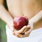 Nivel de acierto: 

"En cierto modo, sí es verdad. La manzana es un alimento que debería ser muy importante en nuestra dieta y que no se valora lo suficiente", explica el doctor Alberto Sacristán. Esta fruta está llena de cualidades...