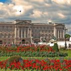 Vivir de alquiler en la residencia oficial de la reina de Inglaterra y cuartel general de la institución, con sus más de 77.000 metros cuadrados en pleno distrito de Westminster (uno de los más caros de Londres), costaría alrededor de 2,69 m...