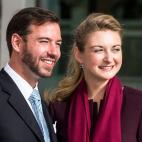 El príncipe Guillermo de Luxemburgo (izq) y la condesa belga Stéphanie de Lannoy, sonríen a su llegada a una recepción ofrecida por el Gobierno luxemburgués en su honor para celebrar su boda civil, en el Grand Theatre de la ciudad de Luxemb...