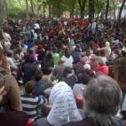 Un grupo de personas sentadas en el Paseo del Prado, antes de la manifestación