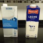 Un litro de leche entera de Hacendado (0,59 euros) y otro de Pascual (0,89 euros).