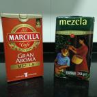 Un paquete de caf&eacute; mezcla de Marcilla (2,49 euros) y otro de Hacendado (1,19 euros)