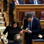 La portavoz del PSOE en el Congreso, Adriana Lastra, ha tropezado este martes en las escaleras del hemiciclo cuando se dirigía a votar y se ha caído al suelo.
