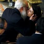 El presidente de la Mesa de Edad, el diputado socialista Agustín Zamarrón, besa a la portavoz del PSOE en el Congreso, Adriana Lastra, tras tropezarse