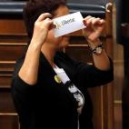 La diputada de ERC Montserrat Bassa muestra una papeleta con un lazo amarillo y con la palabra llibertat antes de emitir su voto para la Presidencia del Congreso.
