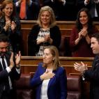 los diputados del PP Guillermo Mariscal (i) y Teodoro García Egea (d), aplauden a la candidata popular a la Presidencia del Congreso, Ana Pastor.