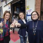 La propietaria de la administración de loteria nº41 de Murcia, 'La Peli', María Peligros Ríos (d), acompañada por sus hijas Carmen y María Dolores, celebran con cava que han repartido 60.000 euros del quinto premio.