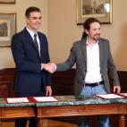 PSOE y Unidas Podemos firman un acuerdo de Gobierno progresista