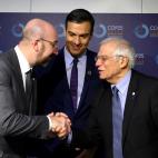 Fotografía facilitada por presidencia española que muestra a su titular, Pedro Sánchez (c) junto a su ministro de Exteriores, Josep Borrell (d) y el presidente del Consejo Europeo, Charles Michel (i).