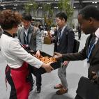 Varios asistentes desayunan churros a su llegada a la vigésimo quinta conferencia del clima de la ONU (COP25)