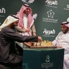 Dos saud&iacute;es juegan al ajedrez en Riad, en 2017, durante un torneo internacional. Un gesto de cara a la galer&iacute;a, porque el&nbsp;Gran Mufti&nbsp;del pa&iacute;s, Abdulaziz Al Sheij tiene declarada la prohibici&oacute;n contra la pr&a...