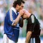 Uno de los símbolos del mundial que ganó Francia en 1998 es esta espontánea muestra de cariño que Laurent Blanc propinó a su compañero Fabien Barthez.