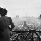 Ciudad romántica donde las haya, París ha sido sin duda el escenario de millones de cariñosas escenas anónimas y famosas como esta inmortalizada por Ronis.
