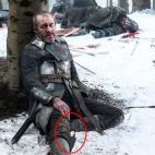 Al parecer es una fotografía tomada en el rodaje, en la que se puede ver el cable debajo de la pierna del actor.