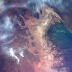 Durante un vuelo de la Estación Espacial Internacional sobre Australia, el astronauta de la NASA Jeff Williams compartió en las redes esta colorida imagen de la costa del noroeste de Australia el 29 de marzo de 2016.