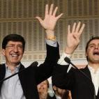 El candidato de Ciudadanos a la Presidencia de la Junta de Andalucia, Juan Marín, acompañado por el lider nacional, Albert Rivera, tras conocerse el resultado final de las elecciones andaluzas en 2015.