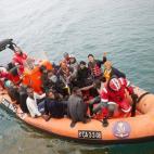 Varios inmigrantes llegan al puerto de Tarifa a bordo de una lancha de rescate de la Cruz Roja (12 de agosto).