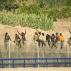 Varios inmigrantes africanos escalan la valla fronteriza en un último intento por cruzar a territorio español (12 de agosto).