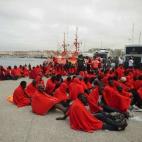 Los inmigrantes subsaharianos descansan en el puerto de Tarifa tras ser rescatados por Salvamento Marítimo (11 de agosto).