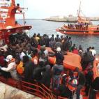 227 inmigrantes, en su mayoría subsaharianos, son rescatados por Salvamento Marítimo a su llegada al puerto de Tarifa cuando viajaban en 23 pateras (11 de agosto).