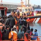 Trasladan al puerto de Tarifa a los 227 inmigrantes rescatados por Salvamento Marítimo cuando viajaban en 23 pateras (11 de agosto).