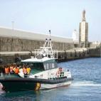 Los inmigrantes llegan al puerto de Tarifa en un bote de rescate de la Guardia Civil (11 de agosto).