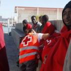 Salvamento Marítimo rescata a los inmigrantes que llegaron a Algeciras a bordo de una patera (10 de agosto).