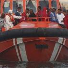 Llegan al puerto de Almería 21 inmigrantes rescatados de una patera (9 de agosto).
