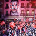 28 de abril de 2019. Pedro S&aacute;nchez gana las elecciones y la militancia que va a la sede del PSOE a celebrarlo le grita "Con Rivera no".