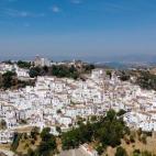 Casares es uno de los famosos pueblos blancos de Andalucía que brillan por su encanto. A tres cuartos de hora de la ruidosa Marbella encontrarás este oasis de tranquilidad con estrechos callejones, largas cuestas y casas blancas que parecen es...