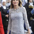 La entonces Princesa de Asturias complet&oacute; su look con complementos y joyas a juego con el vestido dise&ntilde;ado por Varela.