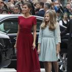 En el debut de la princesa Leonor, Letizia volvi&oacute; al rojo Varela para cederle todo el protagonismo a su hija.