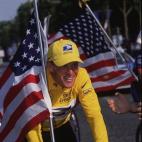 Portando la bandera de su país, en su tercera victoria del Tour. Corría el año 2001.