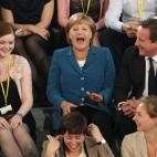 Angela Merkel no forma parte de los políticos "bling-bling"(*), que se recrean en su propio éxito. Mientras que los Sarkozys, Schröders, y Berlusconis de este mundo llevan caros trajes de Gucci, y se dejan fotografiar con puros, ella siempre ...