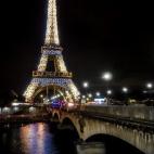 París es especial, eso está claro, todo el año. Pero en Navidad la ciudad se llena de color y luces haciendo más especial cualquier visita. Si hay que destacar un rincón por encima del resto habría que hablar de la Torre Eiffel, llena de b...