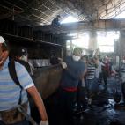 Decenas de chilenos ayudan en las tareas de limpieza del Metro de Santiago en la estaci&oacute;n de San Pablo tras los fuegos que encendieron los manifestantes