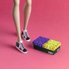 ¿Planos o tacones? Estas zapatillas de cuña que combinan el espíritu de la marca con la esencia de Barbie. El color negro predomina en los cuatro paneles, mientras que detalles en blanco y rosa aportan un toque divertido.