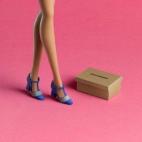 Esta firma aporta a la colección el toque retro que caracteriza a la marca. Unos zapatos de salón de tacón ancho en diferentes tonos de azul transportan a Barbie a los años 70. Una fina hebilla da el toque final a este elegante diseño, que ...