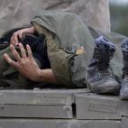 Un soldado israelí duerme sobre un tanque al amanecer en la frontera con la Franja de Gaza