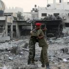 Dos oficiales de Hamás celebran entre los escombros el alto el fuego en la zona